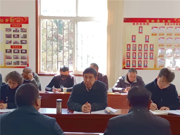 集团党委副书记、工会主席王鑫一行到可保煤矿开展春节送温暖活动