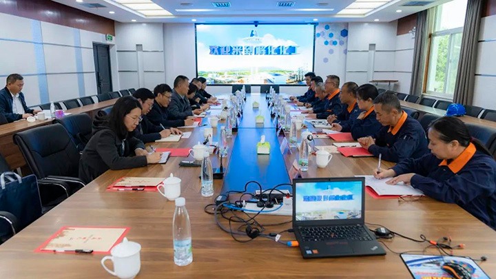 红河州政协副主席、州工商联主席李满一行到解化化工分公司开展专题调研